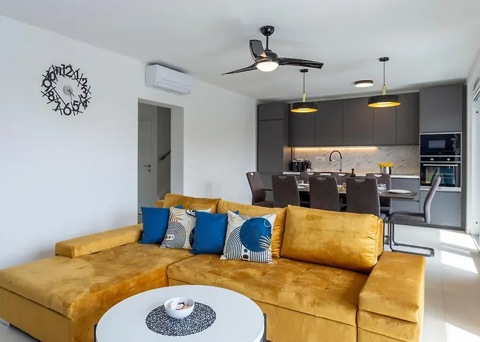 Luxury Near The * מדולין